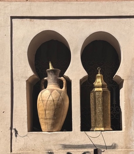 Typisch marokkanische Wandnischen mit Tonkrug und Messinglaterne in Marrakesch