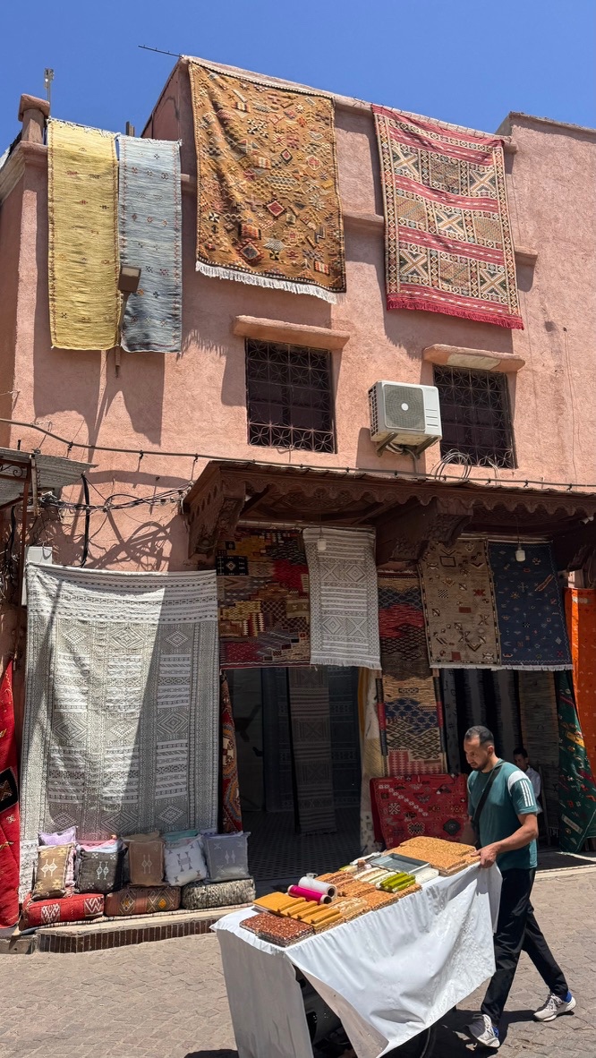 Teppichhändler in einer Gasse von Marrakesch
