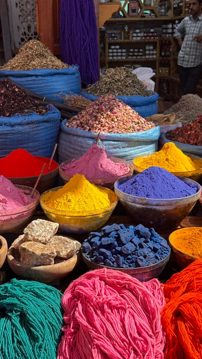 Gewürze, Pigmente und gefärbte Wolle auf dem Souk