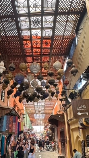 Überdachte Souk-Gasse mit orientalischen Laternen