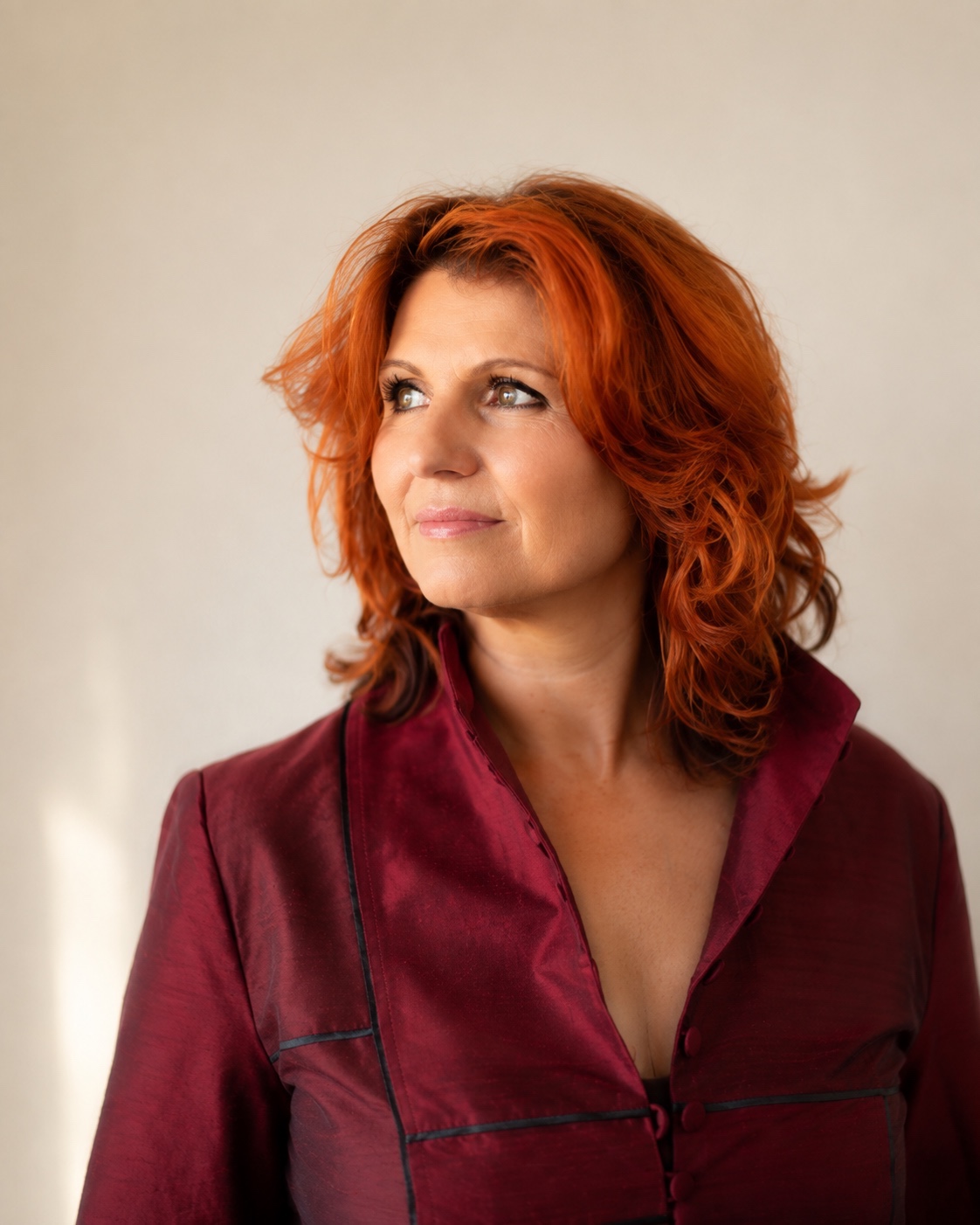 Mara Kaiser im bordeauxfarbenen Seidenblazer