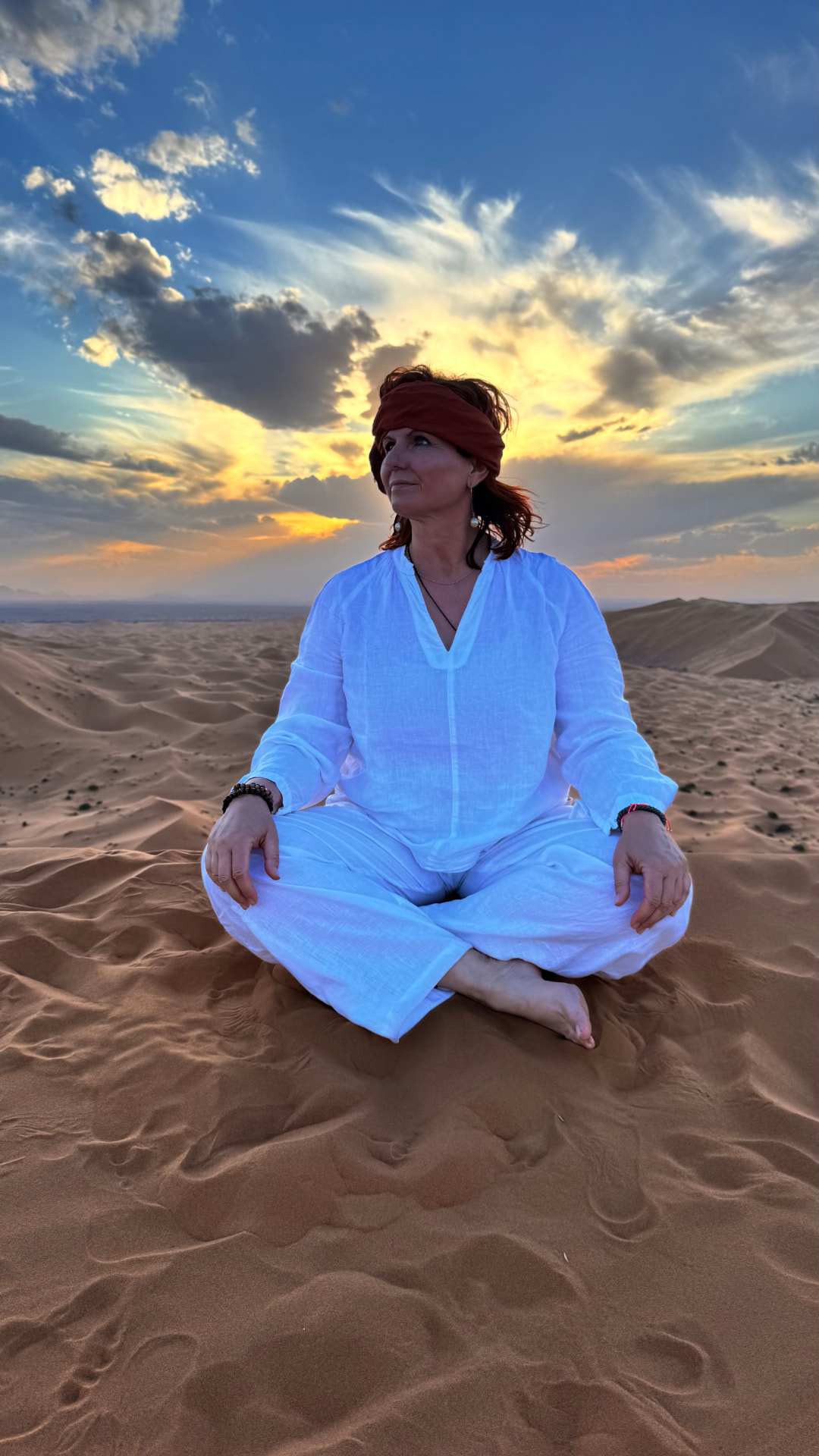 Mara Kaiser in Meditation in der Sahara