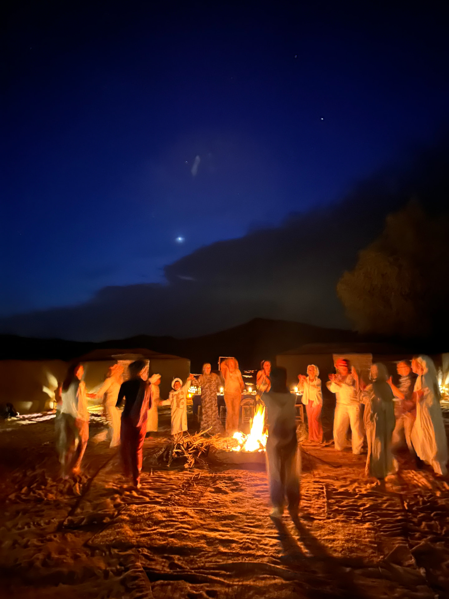 Tanz am Lagerfeuer unter dem Sternenhimmel
