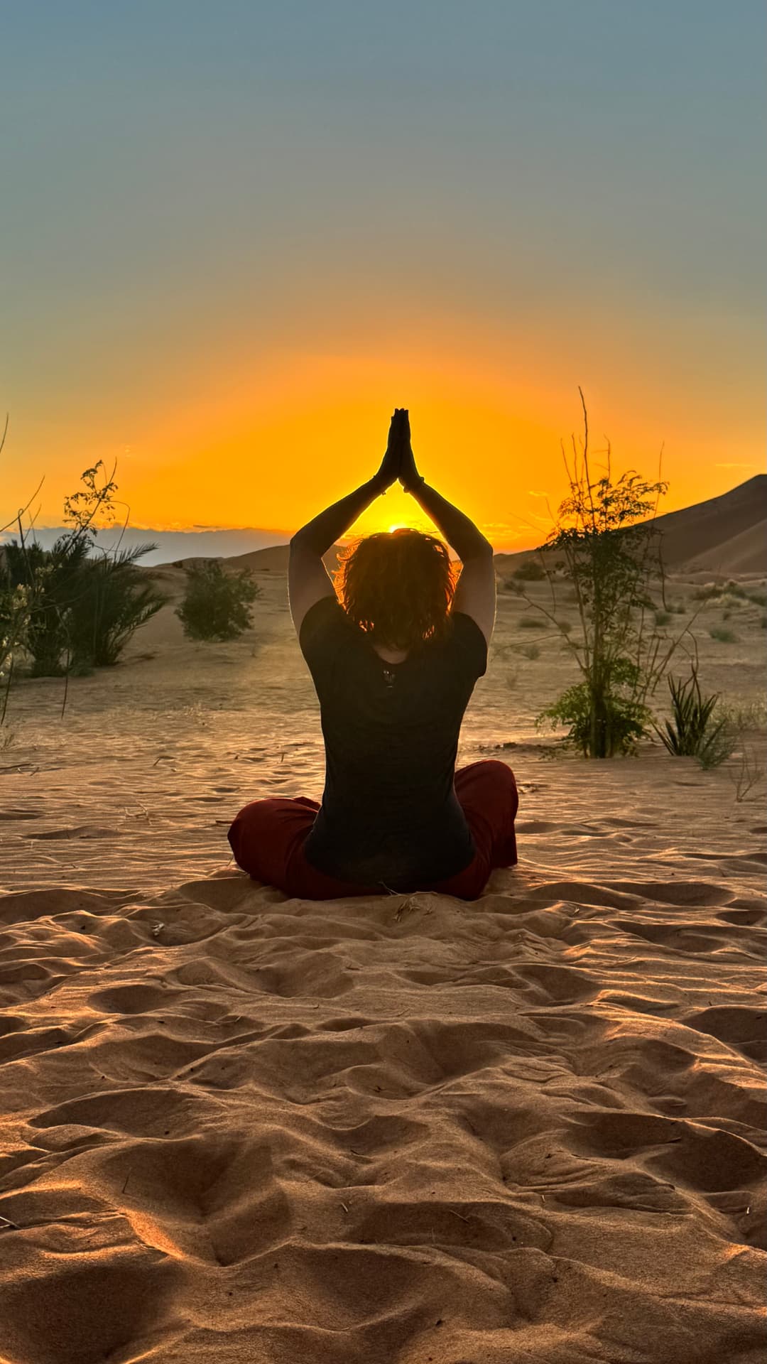 Meditation im Sand zum Sonnenaufgang